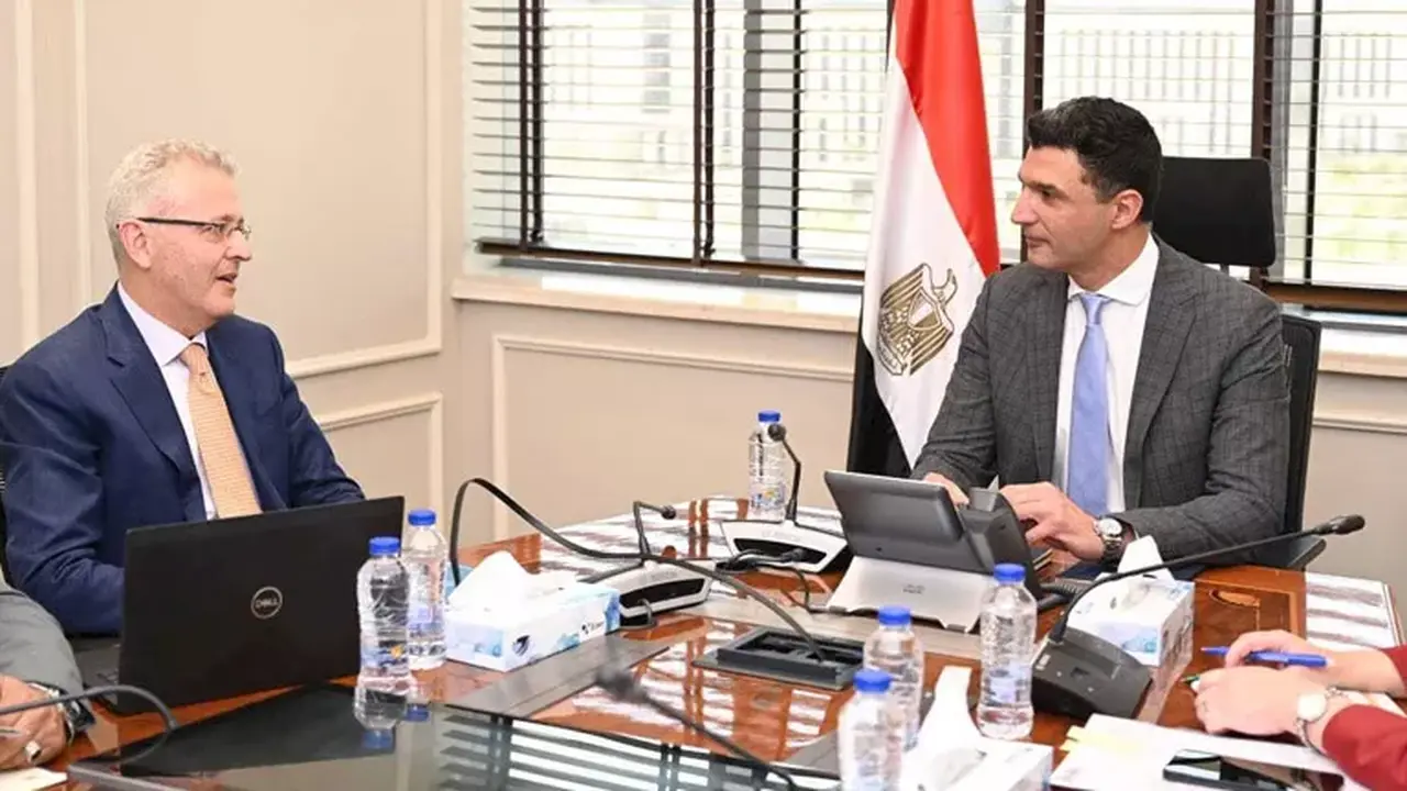 وزير الصناعة يبحث توسعات شركة جي بي أوتو ومشاريعها القائمة في مصر